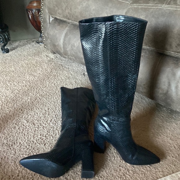 Womens size 6 black boots - Picture 3 of 3